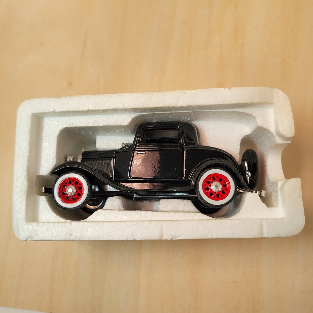 1932 Ford National Motor Museum Mint Diecast‎ Car Black Red Wheels Certificate
